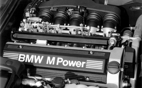 Първоначално Е34 се задвижва редовия 6-цилиндров двигател М88, зает от Е28, който вече носи името S38, но с мощност 320 конски сили. От 1992 година работният му обем е увеличен на 3795 куб.см, а мощността нараства на 340 конски сили.