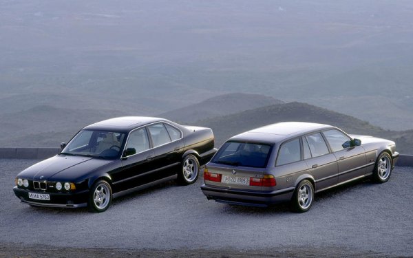 В началото на 1992 г. BMW лансира комби версията M5 Touring за европейските пазари. Моторът е с обем 3,8 литра, а продажбите достигат скромните 891 бройки. Днес тази версия е много скъпа.