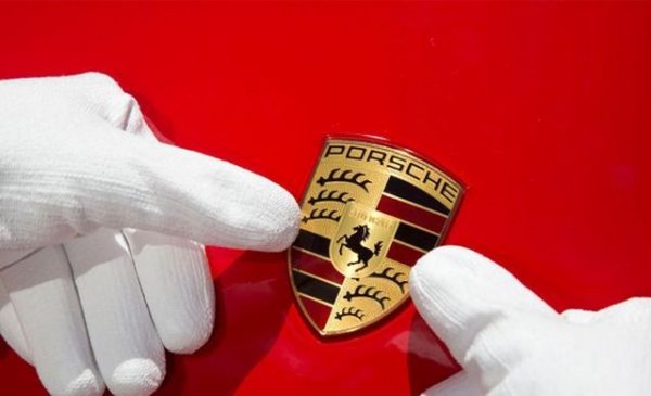 Тук няма нищо сложно: за емблемата на компанията си фамилията Порше комбинира елементи от гербовете на Щутгарт и на някогашната свободна провинция Вюртемберг (след Втората световна война тя се обединява с още две германски области и днес гербът й е различен). Според легендата Фери Порше, синът на стария Фердинанд, надраскал първия вариант на логото върху една салфетка в нюйоркски ресторант през април 1952. 
