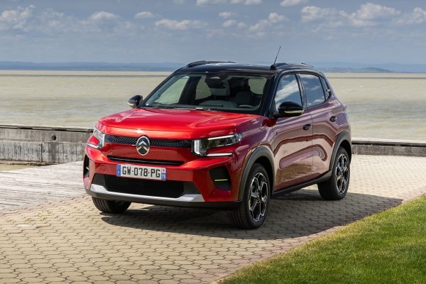 Премиера за френската марка записва малкият градски автомобил C3, който също се се предлага и с изцяло електрическо задвижване. Вариант на хечбека с ДВГ е един от 12-те модела, от които победителят в томболата с билетите ще може да избира.
