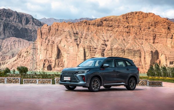 Китайската марка стъпва ударно на българския пазар, като ще покаже цели 8 нови модела. Сред тях е Forthing T5 HEV &ndash; най-продаваният модел от марката на българския пазар, който разширява продуктовия си микс, като се ориентира към по-екологични решения за задвижване. T5 HEV има задвижване от типа пълен хибрид, от което се очаква по-добра динамика и същевременно намален разход на гориво. 

Освен него посетителите на автосалона ще видят още MHERO 1, DFSK 600, Forthing S7, Forthing V9 HEV, DF RICH 6, Aeolus Shine
