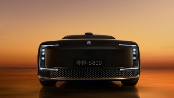 Maextro S800 разполага с автопилот от трето ниво, което е достатъчно за самостоятелно шофиране в повечето пътни сценарии. Шофьорът обаче все още е необходим - без него колата няма да отиде никъде. 

Автопилотът не е най-модерният, но има четири лидара и много спомагателни сензори, което ви позволява да създадете 360-градусов изглед на района.