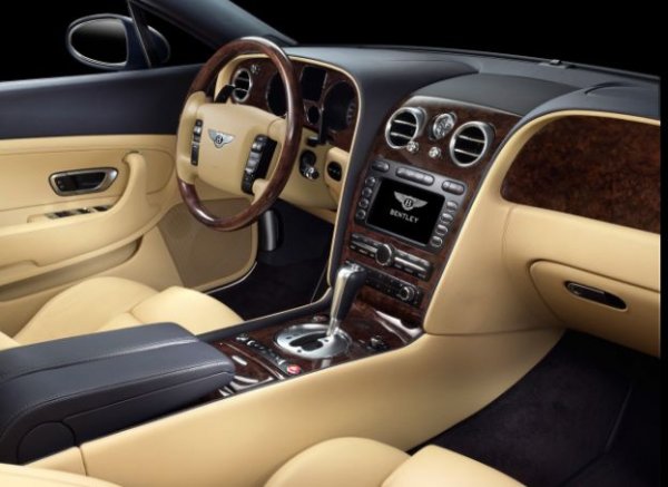 Въпреки възторжените отзиви - както на експертите, така и на собствениците, този автомобил си има недостатъци. Сред тях са лоша (за този клас коли) шумоизолация, неудобна мултимедия и недостатъчен обзор (първите бройки за без камера за заден ход). Последните две неща обаче лесно могат да бъдат компенсирани в наши дни.
