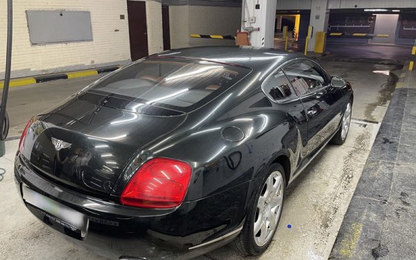 Заводското качество на Continental GT надхвърля дори най-високите стандарти при премиум-марките. Затова, ако автомобилът не е катастрофирал, няма притеснения за състоянието на метала. Ключовата дума тук е "ако", така че преди покупка трябва внимателно да бъде прегледана за проблеми по каросерията. Боята и лакът върху нея са дълготрайни.

Една от особеностите на този модел, е че част от тиража му е произведен в САЩ. Тези коли се отличават по това, че на километража има два показателя - в мили и километри. При тях предните криле не са метални, а от пластмаса. Ако откриете европейски автомобил с такива, това означава, че той е удрян и след ремонта са му поставени по-евтините пластмасови детайли.
