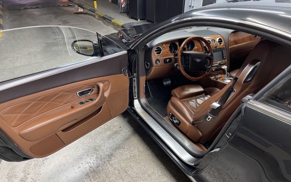 Continental GT е построен на платформата Volkswagen D1, която е в основата и на неговия събрат с 4 врати Continental Flying Spur. Тя е създадена за Volkswagen Phaeton, затова и голяма част от компонентите са от него, като се срещат още на първите поколения на Touareg и Cayenne, а също така и на няколко модела на Audi.

Двигателят - бензинов W12, въсщност представлява два съединени мотори VR6, което означава, че големи проблеми не бива да се очакват дори при по-голям пробег. Не така обаче стоят нещата със скоростната кутия - 6-степенен ZF 6HP26, която изисква добро отношение от собственика. Обратното води до основен ремонт, който не е никак евтин. 
