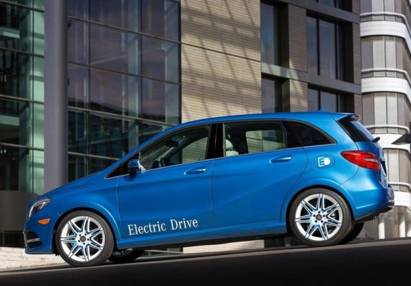 През 2014 г. Mercedes трябва бързо да се присъедини към "електрическото парти" и намира пряк път. Компанията преработва второто поколение на B-Class, за да приеме електрически силов агрегат, и просто взима назаем система от експерта в това отношение Tesla. 