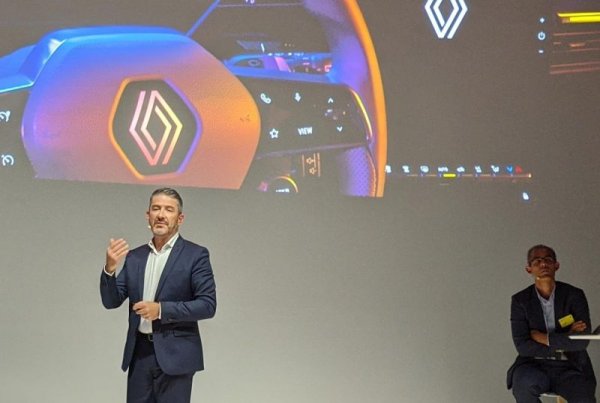 Новият главен дизайнер на Renault Жил Видал представя електрическия Megane пред журналисти в Париж