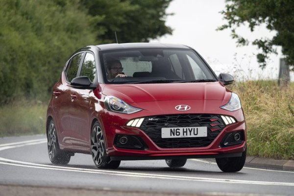 Компактните размери на i10 и страхотната видимост го правят идеално пригоден за града, но той се чувства добре дори по-бързи пътища, благодарение на 1,2-литровия си бензинов двигател, който е напълно достатъчен за тези размери.Комфортът на возене също е впечатляващ при всички скорости, дори в сравнение с много по-големи модели. Като плюс се отбеляза и богатото оборудване.

В същото време i10 е доста скъп за толкова малка кола, което означава и по-гореми разходи за застраховка. Като слабост може да бъде отбелязани и слабите атмосферни двигатели на модела.