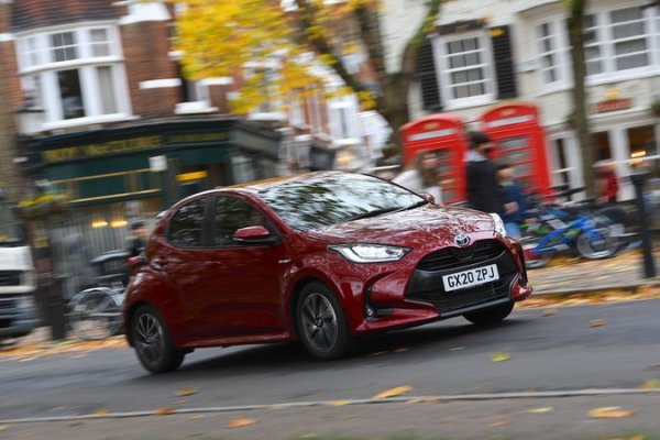 В случая е посочена хибридната версия на японския автомобил, която прави впечатление с ниския си разход на гориво в гради. Тестът в реални условия показа под 3 л/100 км, което е близо 2 пъти по-малко от версиите с конвенционални двигатели. Освен това Yaris е много надежден, което позволява и поддържането на по-висока стойност при евентуална бъдеща препродажба.

Като минуси се отбелязват по-твърдата возия, особено със 17-цолови джанти, както и тесните задни седалки. Също така има какво да се желае от работата на информационно-развлекателната система.