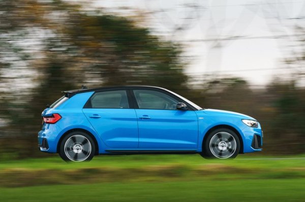 Второто поколение на A1 предлага приятно изживяване при шофирането и има място за двама възрастни, които да седят удобно отзад. Хечбекът предлага просторен багажник, с което премахва една от слабостите на предшественика си. Добро впечатление прави шумоизолацията при по-високи скорости. Освен това, този автомобил губи по-малко от цената си.

Като слабост се посочва факта, че интериорът не е кой знае калко по-луксозен от този на по-евтиния VW Polo. 