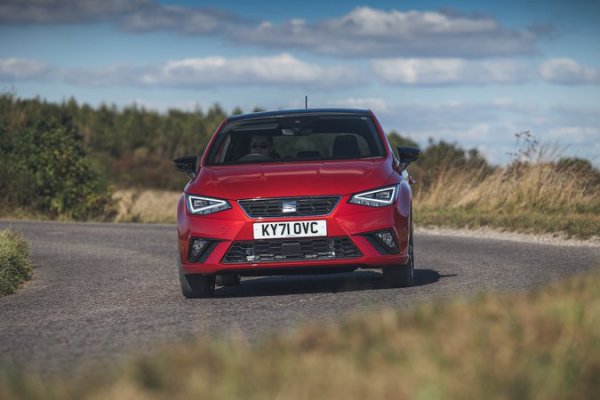 Испанският хечбек е почти толкова приятен за шофиране, колкото Fiesta, освен това е по-просторен и поддържа по-висока стойността. Дори версията с 95 к.с. на 1,0-литровия бензинов двигател с турбокомпресор се представя впечатляващо, когато се наложи да се даде газ.

В случая минусите са сравнително лошата щумоизолация, както и твърдото возене, което се отнася особено за версиите FR.