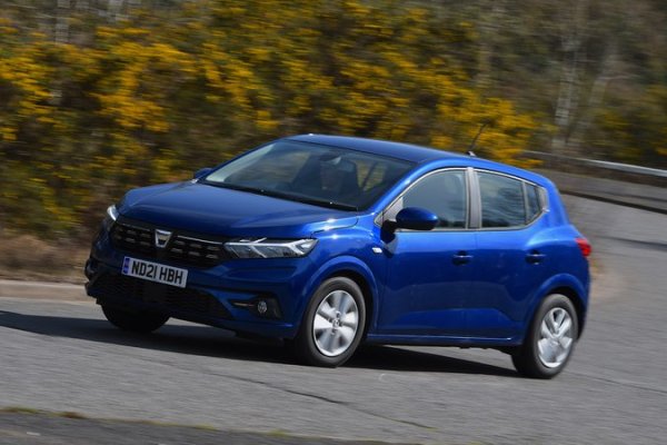 Румънският модел е удобен и щедро оборудван (поне в във версията Comfort). Също така той е много просторен &ndash; както салонът, така и багажникът, така че би било добре да се обмисли, дори ако струва колкото неговите конкуренти в по-ниски нива на оборудване.

Трябва обаче да сте наясно, че на пазара има по-тихи и по-безопасни коли от модела на Dacia. Освен това Sandero не е никак забавно за шофиране. Но пък бие всички останали в този клас като цена, което не е за пренебрегване.