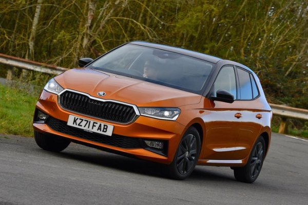 Като цена новата Fabia е сред най-конкурентите модели на пазара;. Освен това, тя е просторна, по-удобно от преди това и е много по-безопасна. Което си личи и от цената, която е по-висока от тази на предшественика.

Има някои забележки към интериора на автомобила, който отстъпва на някои от конкурентите си като удобства. Сред слабостите му е и информационно-развлекателна система, която е податлива на грешки 