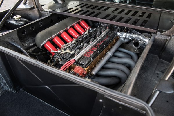 Този мотор е считан за един от най-великите в историята на баварски производител, като причините за това два две. Първи, той оставя забележително наследство и второ – предлага безумна мощност. М88 e създаден за един много специален автомобил - легендарната суперкола BMW M1. Първоначално произвежда сериозно мощните за времето си 273 к.с., като се озовава под капака на седана 6-Series, за да създаде първото M6 през 1983 г., както и M5 през 1984 г. 

Мястото, на което M88 достигна своя връх, обаче е състезателната спецификация M1 Procar. За нея моторът беше оборудван с турбокомпресор, което му позволи да даде близо 1000 к.с., при това по един наистина брутален начин.