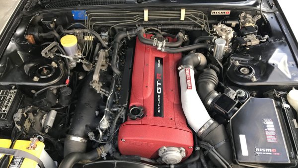 Легендарният RB26 е част от най-добрата серия RB двигатели на Nissan. Той разполага с чудовищен потенциал за производителност, като дебютира при серията R31 Skyline, за да се превърне в емблема на поколението R32 през 1989 г. Предлага се само в Skyline GT-R и за кратко - в базирания на Skyline комби Stagea. 

На хартия той спазва споразумението между японските прозиводители, което предвижда максимална мощност от 280 к.с. (неговите са 276 к.с.), но на практика развива много повече. Двигателят разполага с огромен потенциали и лесно се справя с увеличението на мощността при GT-R от поколенията R32, R33 и R34. Това го прави и любим на тунинг-фирмите, които продължават да го използват и в наши дни.