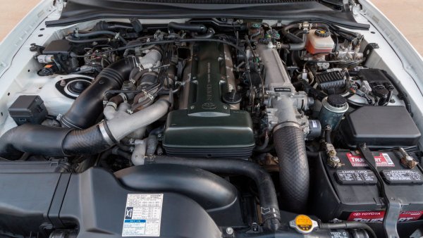 Kакво повече може да се каже за легендарния 2JZ, освен че задвижва Supra и може да бъде настроен за огромна мощност? Този мотор е любим на тунери и на феновете на японски спортни коли, като е сред най-емблематичните както по производителност, така и като звук. Той е създаден през 1991 г. , при това не за Supra, а  Toyota Aristo - известен като Lexus GS300 извън Япония. 

3,0-литровият агрегат има солидна конструкция и много потенциал за производителност, като се използва в автомобили като Lexus SC300 и IS300 без турбо. Най-емблематичният му вариант обаче е именно в Supra, където той е с двойно турбо. Освен това, 2JZ-GTE е много надежден и с огромен потенциал, което го поставя на първо място в списъка.