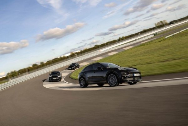 Това ще бъде първият електрически SUV на Porsche, за който към момента са разкрити само малко данни - той ще използва платформата PPE, разработена съвместно с Audi, ще предлага до 612 к.с. мощност, а неговата версия с по-голям пробег ще изминава над 500 км.
