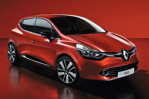 Clio 4 се появи три години преди скандала "Дизелгейт". За разлика от предшественика си, той се продаваше повече в бензинов, отколкото в дизелов вариант. Сред четирите предлагани двигателя един си спечели съмнителна репутация - 1.2 TCe със 120 к.с.

Този четирицилиндров не бива да се бърка с 1.2 TCe 100/105 к.с. от предишното поколение. Той е напълно различен, който наистина имаше сериозни проблеми, по-специално прекомерен разход на масло. Въпреки че Renault дискретно внедри софтуерна актуализация, за да смекчи проблема, изглежда, че той никога не беше напълно решен. Съобщава се също и за проблеми с обтегача на ангренажната верига.

За щастие, другите бензинови двигатели са по-препоръчителни. Това не е изненада за 1.2 75 к.с., "стар" четирицилиндров с естествено пълнене, който не блести особено по отношение на производителност или разход на гориво. От друга страна, той ви предпазва от най-скъпите повреди. 
