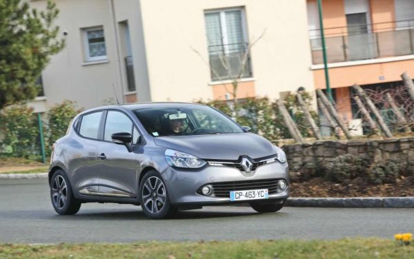 Когато Clio 4 беше пуснат на пазара, комбинацията от малък автомобил и дизелов двигател все още беше много популярна в Европа. Затова Renault избра да предложи не по-малко от три различни версии на своя 1.5 dCi двигател, със 75, 90 или 110 к.с. Вече представен в предишното поколение, този четирицилиндров двигател е напълно адекватен, независимо от избраната версия.

Тази с 90 к.с. предлага най-добрия компромис, но 75 к.с. в никакъв случай не е лош избор. Версията със 110 к.с. превръща този многофункционална градска кола в истинска джобна ракета и освен това е много икономичен. Той е по-скъп и много по-рядко срещан, което ограничава обратната връзка за неговата надеждност.
