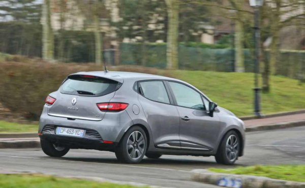 В това отношение Clio 4 1.5 dCi със сигурност се нарежда сред най-добре представящите се, особено след като избягва повреди, свързани с AdBlue. Тази противоречива течност против замърсяване се появи едва в следващото поколение.

Има обаче отзиви за загуба на мощност и увеличен разход на гориво след актуализацията, предназначена да намали азотните оксиди. Въпреки че оттогава е направена корекция, трябва да се уверите, че автомобилът, който сте набелязали, не страда от тези симптоми... които понякога могат да имат други причини, като например износени инжектори или повреден турбокомпресор.

Също така проверете дали скоростната кутия функционира правилно, независимо дали е ръчна или автоматична с двоен съединител: понякога се съобщава за преждевременни повреди. Броят им обаче не е огромен, а някои екземпляри имат много висок пробег.
