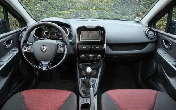 При пускането на пазара на Clio 4, климатикът и радиото все още не бяха стандартни за базовата версия Authentique. Затова е най-добре да се избягва този вариант, който бързо беше преименуван на Life.

Вече оборудвано с тези две функции, както и с мултимедийна система R-Link с тъчскрийн, която не е остаряла особено добре, второто ниво на оборудване ще е достатъчно за повечето купувачи. Първоначално беше пуснато на пазара под името Expression, преди да бъде преименувано на Zen през 2013 г.
