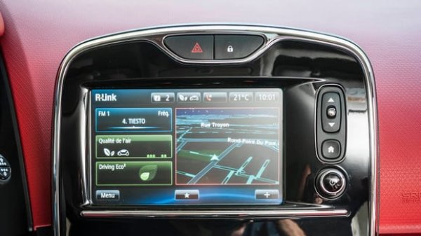 Поставена още едно стъпало по-високо, версията Dynamique, която по-късно стана Intens, се оказва по-лесна за ползване , включваща автоматично управление на фаровете, чистачките на предното стъкло и климатика, както и карта за свободни ръце за достъп и стартиране.

Следователно, това е отличен избор, ако не преплатите за него. Особено след като ще бъде много по-лесен за намиране от "луксозния" Initiale Paris, характеризиращ се по-специално с кожената си тапицерия.

От своя страна, GT се откроява предимно със спортния си вид, макар че не стига толкова далеч, колкото Clio RS със специфичното си стандартно оборудване. GT обаче се предлагаше само с двигателя 1.2 TCe, най-малко надеждният в гамата.
