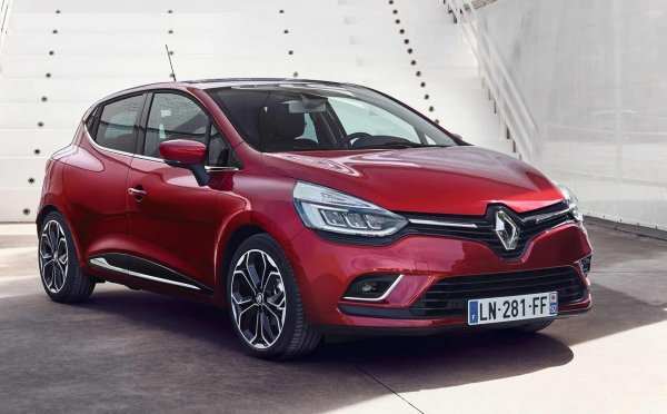 Фейслифтът на Clio 4 от 2016 г., беше фин откъм естетика. Рестайлингът на фаровете, задните светлини и броните, не промениха света. От механична гледна точка, единствените истински новости са появата на дизеловата версия 1.5 dCi със 110 к.с. , която не е непременно задължителна, или ръчна скоростна кутия при 1.2 TCe ... бензиновият двигател, който по-добре да избягвате.

Що се отнася до качеството на материалите, макар и леко подобрено, то все още изостава от конкуренцията. Едва с Clio 5 през 2019 г. Renault наистина се зае с този проблем. Този фейслифт далеч не е съществен, въпреки добавянето на няколко нови функции. Покупката на модел, пуснат малко преди този рестайлинг, между 2014 и 2016 г., а не през 2012-2013 г., все пак ще може да ви помогне да избегнете някои електронни грешки , които бяха доста през ранните години на Clio 4.