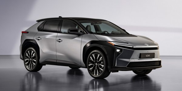 Първият чист електромобил на Toyota може да се похвали с впечатляващите 1100 процента ръст на годишна база, но това се дължи просто на факта, че за първите три месеца на миналата година продажбите бяха само две. 
