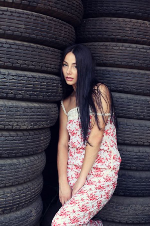 Фотосесия - Красиви момичета и стари машини 