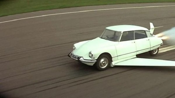 Основата за колата на зеленокожия злодей е Citroen DS. „Богинята“, излязла през 1955 г., не можеше да лети, но удиви съвременниците с космическия си дизайн и хидропневматичното си окачване. Може ли френски злодей, който планира да превземе света, да кара различна кола?
