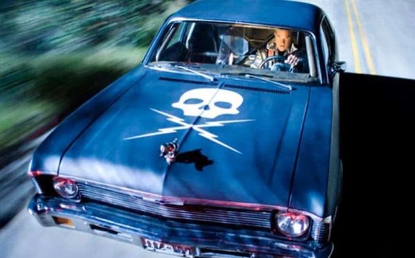 Маниакът-каскадьор Майк, изигран от Кърт Ръсел, в друг филм на Тарантино, прави своите изпълнения първо с Chevrolet Nova от 1971 г., а след това преминава на Dodge Charger. Първата кола беше разбита на парчета при челен сблъсък, а втората, въпреки че оцеля, не успя да спаси собственика си от банда ядосани каскадьори.
