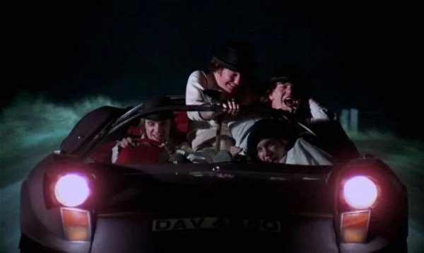 Режисьорът Стенли Кубрик поверява Durango 95 на група тийнейджъри, сеещи &bdquo;добро старо ултра-насилие" из необятните пространства на Великобритания. Под този &bdquo;псевдоним" е скрит спортният автомобил M-505 Adams Brothers Probe 16. Футуристичната кола се вписва перфектно в светът, нарисуван от Кубрик, но в реалния живот тя така и не спечели слава.
