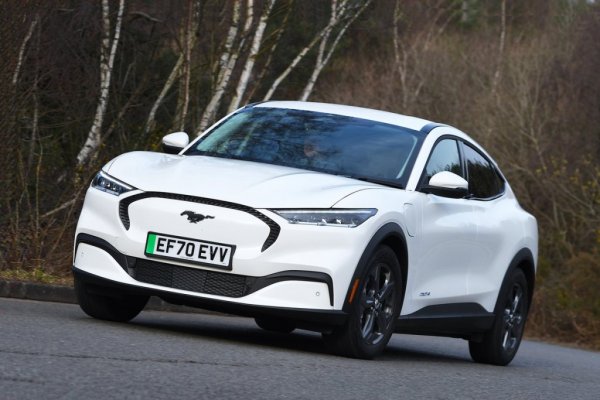 Капацитет на батерията: 88 кВт/ч
Официален пробег: 609 км
Летен пробег: 486 км
Зимен пробег: 397,5 км
Разлика: 18%
Термопомпа: Не
