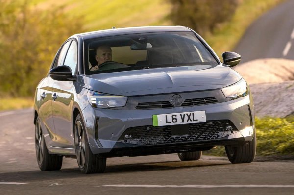 Corsa Electric има редица достойнства, но и някои слабости. Това е втората най-ненадеждна електрическа кола в списъка, а когато се повреди, поправянето й е бавно. Електрическата версия е по-склонна към повреди от своя бензинов събрат, като 25% от собствениците съобщават за проблеми, в сравнение с 14% от притежателите на бензинови Corsa. 

Основните проблеми са с климатика (14%), задвижващата батерия/зареждането (12%) и електрическата система без двигателя (12%). Останалите оплаквания са от спирачките (7%), електричската систева двигателя (7%), сателитна навигация / система за инфотейнмънт (7%).
