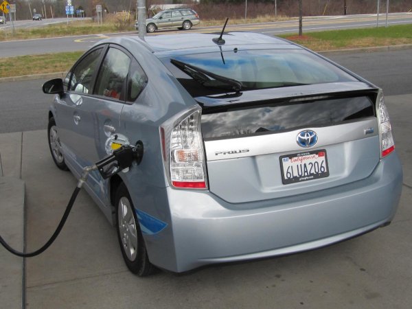 В последно време това съвсем не е така. На практика всеки автомобилен производител предлага хибриди модели в гамата си. Да, в началото на пазара беше само Toyota Prius, но това бъде се промени. Японците все още са лидер в разработката на тази технология, като на пазара на хибридни автомобили техните модели заемат близо 3/4.