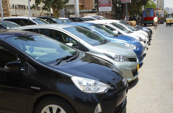 Това е факт, който все още носи проблеми на хибридите. В много интернет-форуми може да се намери информация за това как при някой хибриден модел се е е появил незначителен дефект, който се обсъжда надълго и нашироко. Това често води до паника сред тези, които мислят да си купят хибрид и много от тях се отказват. Паниката обаче е лош съветник, а и хибридните автомобили вече се произвеждат в огромни тиражи и е нормално понякога да се появяват дефекти. Същото обаче се отнася и за колите с традиционни двигатели с вътрешно горене.