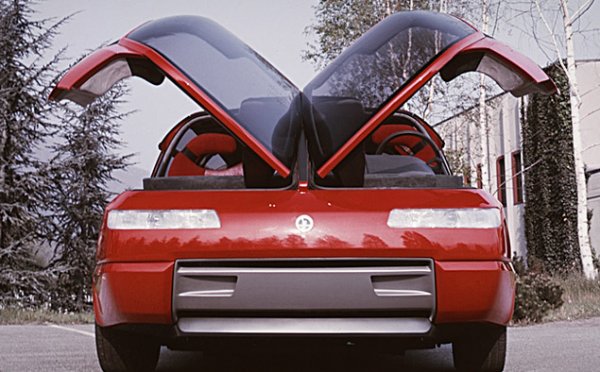 Скоростната кутия обаче е взета от Chrysler, като това е 3-степенен автоматик  Torqueflite, който подхожда именно на тежки и не толкова бързи коли. Прибавете и факта, че този миниван тежи около 1800 килограма и ще разберете защо той не е толкова бърз.