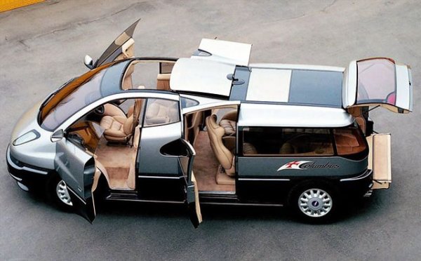 Салонът на 7-местния миниван тематично е разделен на две части - зона на шофьора, който седи по средата като в McLaren F1, и на двамата пасажери до него (по един от всяка страна). Отзад е предвидено място за отдих на останалите пътници, като то разполага с въртящия се кресла, телевизори и телевизори.