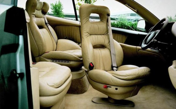 Тъй като Italdesign Columbus тежи доста, той се нуждае и от много мощен двигател. В случая моторът е взаимстван от BMW, като това е напречно поставен 5,0-литров V12, който развива максимална скорост от 300 конски сили