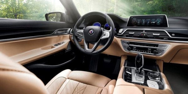 Седалките са ръчно обшити с кожа Nappa са монтирани, като предлагат огромен брой функции за отопление и масаж. На волана е поставена още по-скъпа кожа, наречена Lavalina. Дори контролните уреди са оборудвани с керамични вложки, за да се увеличи максимално усещането за премиум-изработка около колата.