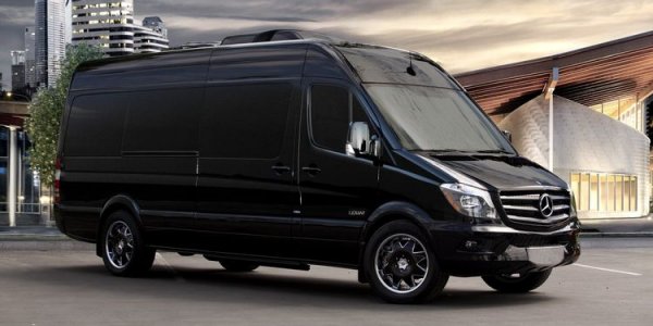 Ванове Mercedes-Benz Sprinter по-често се срещан като машини за доставка на колети или на строителни материали, но при този на фирмата Lexani нещата стоят различно. Външни разлики почти няма, тъй като това е превозно средство за хора, които искат да останат незабележими, така че това е напълно нормално.
