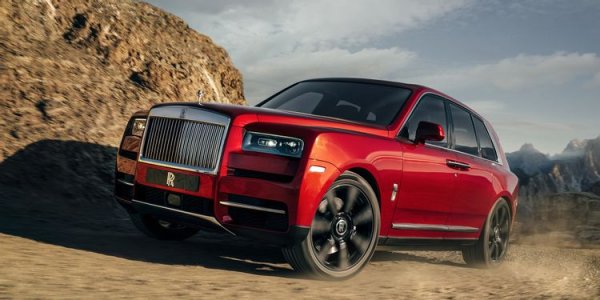 Първият SUV на Rolls-Royce винаги щеше да бъде печатница за пари, като се има предвид манията за такива автомобили, която продължава да се разраства. Това обаче означава и високи изисквания към британския производител и той се постара да не разочарова дори най-претенциозните си клиенти.