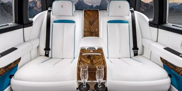 Луксозният вскъдеход предлага цялата традиционна помпозност и разкош, типични за марката, като този път те са съчетани с 563 к.с. и задвижване на четирите колела. Cullinan се произвежда от 2018 година и още тогава са утвърди като основен продукт на марката, като стана твърд фаворит на богати семейства и бизнесмени по целия свят.