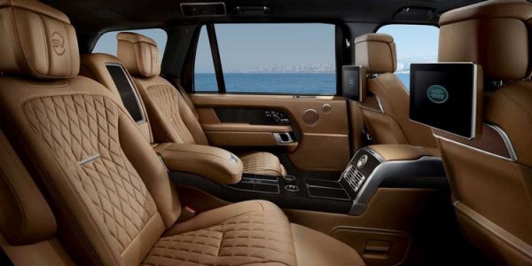 Удължената версия на всъдехода е по-желаната в случая, тъй като тя добавя допълнително място и вероятно причинява главоболие на шофьора, докато паркира. Останалите в колата обаче могат да се насладят на лукс от висока класа, какъвто малко автомобили на пазара предлагат.