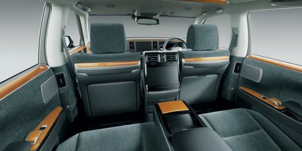 Подобно на Range Rover, за който вече стана дума, това е кола, чийто соственик трябва да използва шофьор, за да може да се наслади на салона. Century е японският еквивалент на Rolls-Royce, като акцентът е на дискретния комфорт, а не показността. Това е и единственият луксозен модел на пазара, който може да бъде със седалки от плат, а не с кожа.