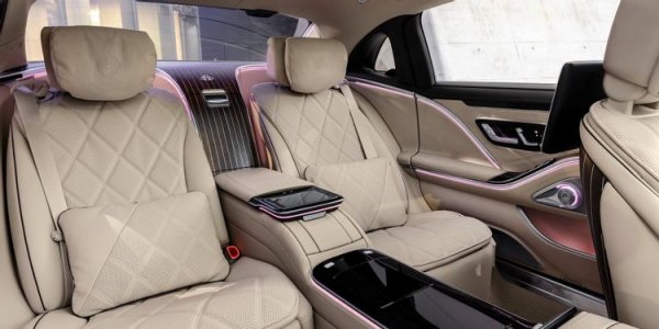 Цената на тази лимузина спокойно надхвърля 200 000 евро, когато бъдат добавени различни допълнителни опции. А сред нейните предимства е и фактът, че този модел се амортизира много бавно, така че може спокойно да се използва дълго време.