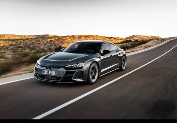 Двата автомобила споделят една и съща платформа и електрически двигател, но лесно да отхвърлите Audi RS E-Tron GT като по-малък братовчед на Porsche Taycan. Шофирането на Audi предлага различно изживяване - по-луксозно, в сравнение с по-рязкото усещане за спортен автомобил на Taycan. RS E-Tron GT е най-скъпият и най-мощен вариант от гамата e-tron GT, предлагащ повече от 600 конски сили и ускорение от 0 до 60 мили в час точно около 3-секундната граница.

Audi успява да запази стила си в съответствие с други модели в гамата на марката, прилагайки познатата предна част върху каросерията на футуристичен, извисяващ се GT.  RS E-Tron GT нито имитира буквално свои братовчеди, нито се опитва калпаво да избяга от това.  Напротив, предлата комфортен баланс.

