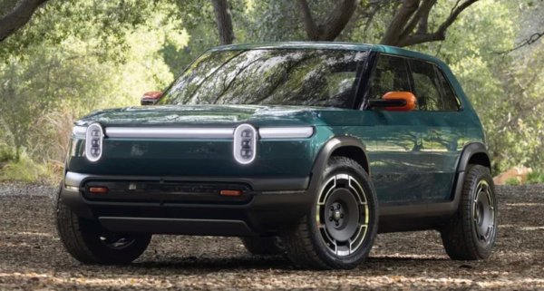 Едно от ключовите предизвикателства за всеки стартиращ производител на автомобили е как да създаде уникален, отличителен дизайнерски език.  Трудно е да постигнете правилния баланс: извлечете твърде много вдъхновение от други производители на автомобили и може да бъдете обвинени, че сте ги копирали сляпо. 

Rivian свърши отлична работа за създаването на стилен външен вид на своите автомобили и камиони от самото начало. И кросоувърът R3X го доказва. Моделът канализира ретро, квадратния дизайн на хотхеча от 70-те години, който роди икони като оригиналния Volkswagen Golf. Но добавя уникалния дизайн на фаровете и задните светлини, които за първи път се появиха на пикапа R1T на Rivian. 

По-мощните гуми придават лек рали н вид на колата, въпреки че в момента няма подробности за това дали R3X ще има спортно задвижване. Не е предвидено да бъде пуснат в продажба още няколко години — компанията се концентрира първо върху глобалното пускане на своя SUV R2. Но когато това се случи, той ще бъде най-достъпният Rivian досега, с начална цена под $45 000.