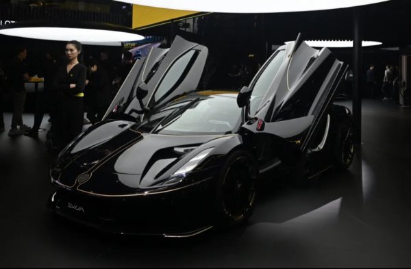 Най-скъпият и може би най-добре изглеждащият Lotus, създаван някога, Evija не прилича на нищо от историята на марката. Представен за първи път през 2019 г., той все още изглежда авангарден днес, особено с изрязаната си каросерия, която е дори по-впечатляваща на живо. 

Нейната мощност от около 2000 к.с. беше безпрецедентна за EV, когато беше показана за първи път пред публика. Накратко, Lotus Evija постави плана за други производители на хиперавтомобили и докато някои се доближиха до конските му сили, никой не го надмина окончателно.

Това, което е по-малко обяснимо, е решението на марката да произведе електрически SUV. Това е пряко противоречие на кредото на основателя на Lotus - Колин Чапман: „опростете, след това добавете лекота“. SUV-ът Eletre може да е благодат за магазините на марката. И може би необходим ход, за да се гарантира бъдещото му оцеляване. Но поне да беше взел нещо от стила на Evija.