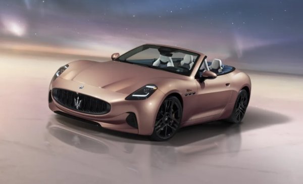 Оригиналното Maserati GranTurismo е получило много малко промени в стила от представянето си през 2007 г. Най-значимата е обновяването през 2018 година, което преразглежда предната броня. Maserati не се опитва да преоткрие наново автомобила при второ поколение, оставайки близо до оригиналния дизайн, но леко го актуализирайки за днешния ден. 

Резултатът изглежда също толкова зашеметяващ, колкото и неговия предшественик, но има една ключова разлика под наклонения капак. Освен че се предлага като традиционен гранд турър, задвижван с газ, сега се предлага и в изцяло електрическа форма.

SlashGear тества както бензиновите, така и електрическите варианти на GranTurismo през 2023 г. и откри, че те представляват значително подобрение спрямо изходящото поколение. По-специално, ускорението, осигурено от триото мотори на електрическия GranTurismo Folgore, далеч надхвърля това, което може да предложи дори най-мощният GranTurismo, задвижван с бензин. Без да се жертва комфортът на автомобила при пътуване на дълги разстояния. А увеличаване на мощността допълнително е въпрос на време с надграждане на батерията.

